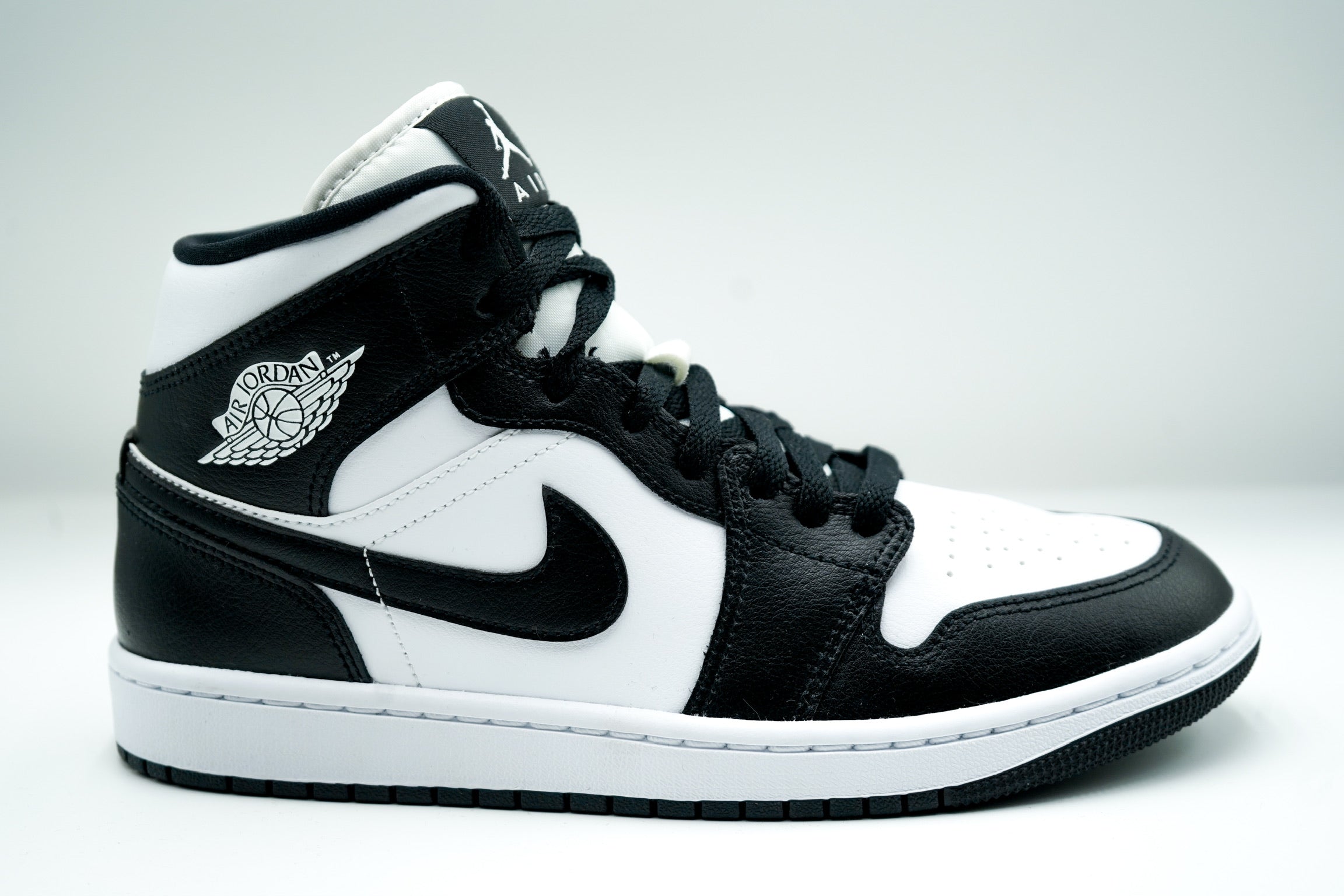 AIR JORDAN 1 MID WIHTE/BLACK