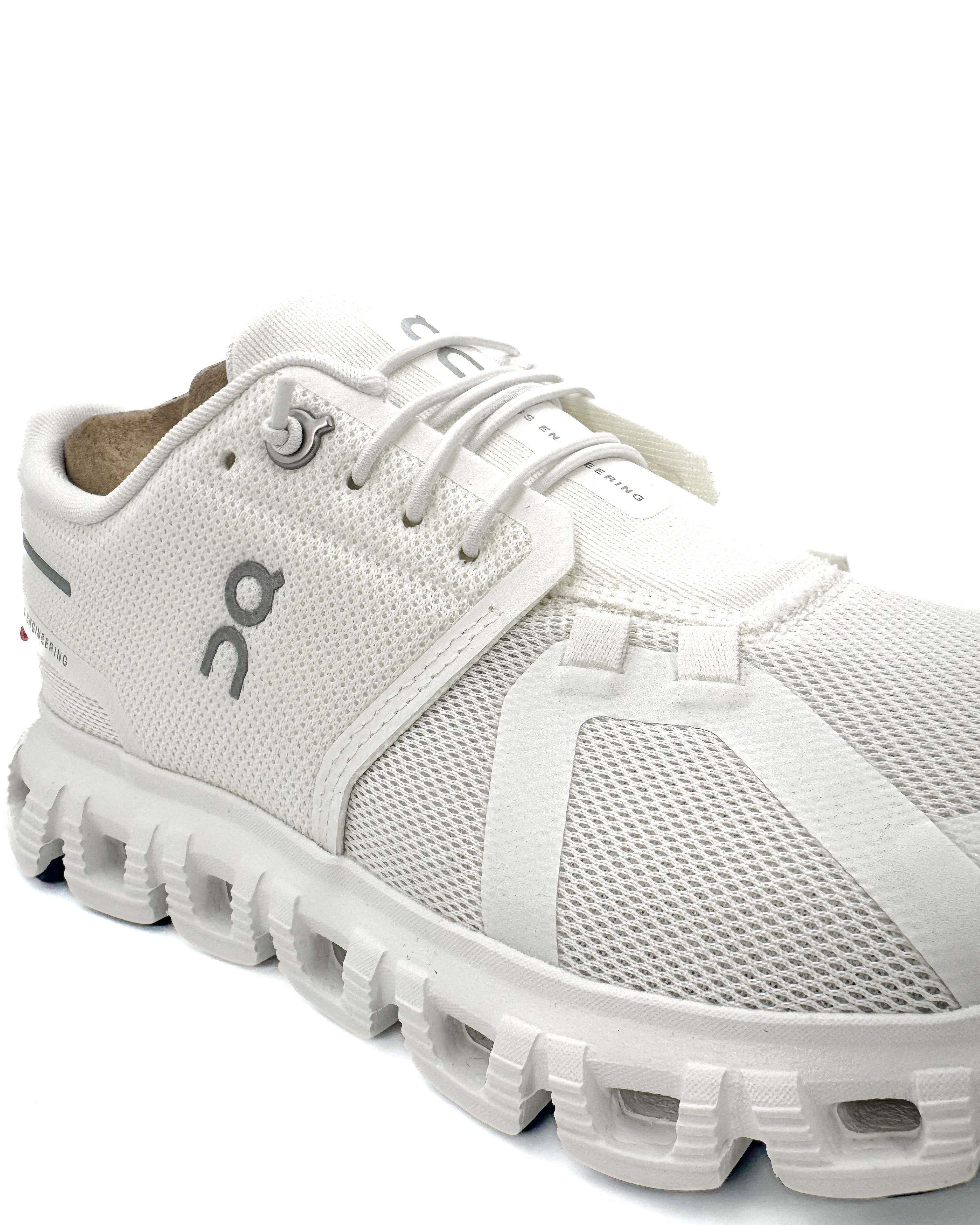 ON - CLOUD 6 WIDE WHITE/WHITE