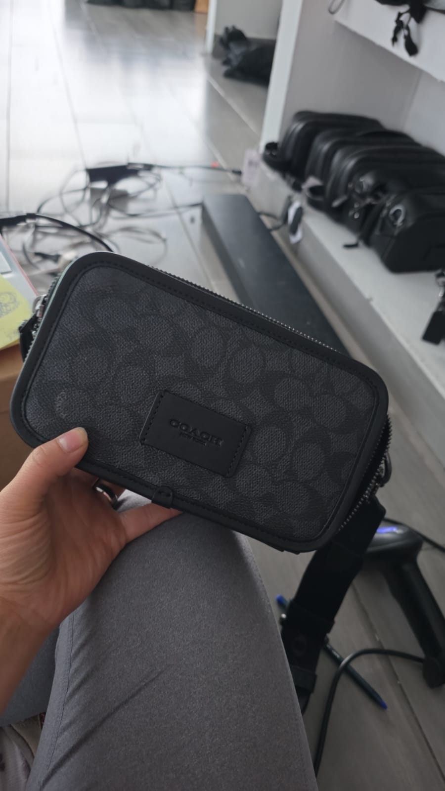 WYATT CROSSBODY SIGNATURE QB/CHARCOAL/BLACK